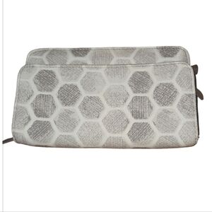 Thirty-one wristlet, but the strap is gone. still a great wallet! EUC 7Lx4.5W